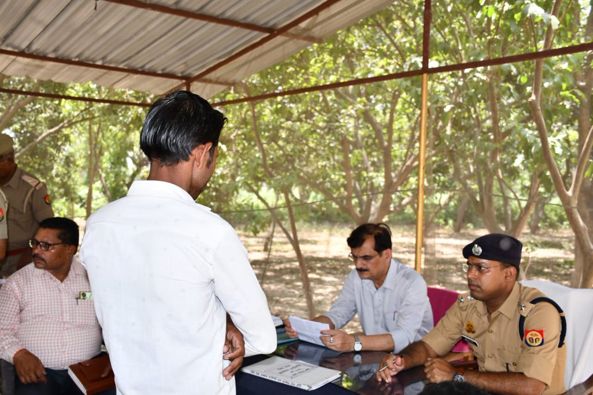 kheripolice's tweet photo. आज दिनांक 08.06.2024 को माह के द्वितीय शनिवार को जनपद के समस्त थानों पर "थाना समाधान दिवस" का आयोजन किया गया। #SPKheri @GaneshPdSaha व #CDOKheri श्री अनिल कुमार सिंह द्वारा थाना फूलबेहड़ पर उपस्थित रहकर "थाना समाधान दिवस" की अध्यक्षता की गई। https://t.co/8ekrMigTuh