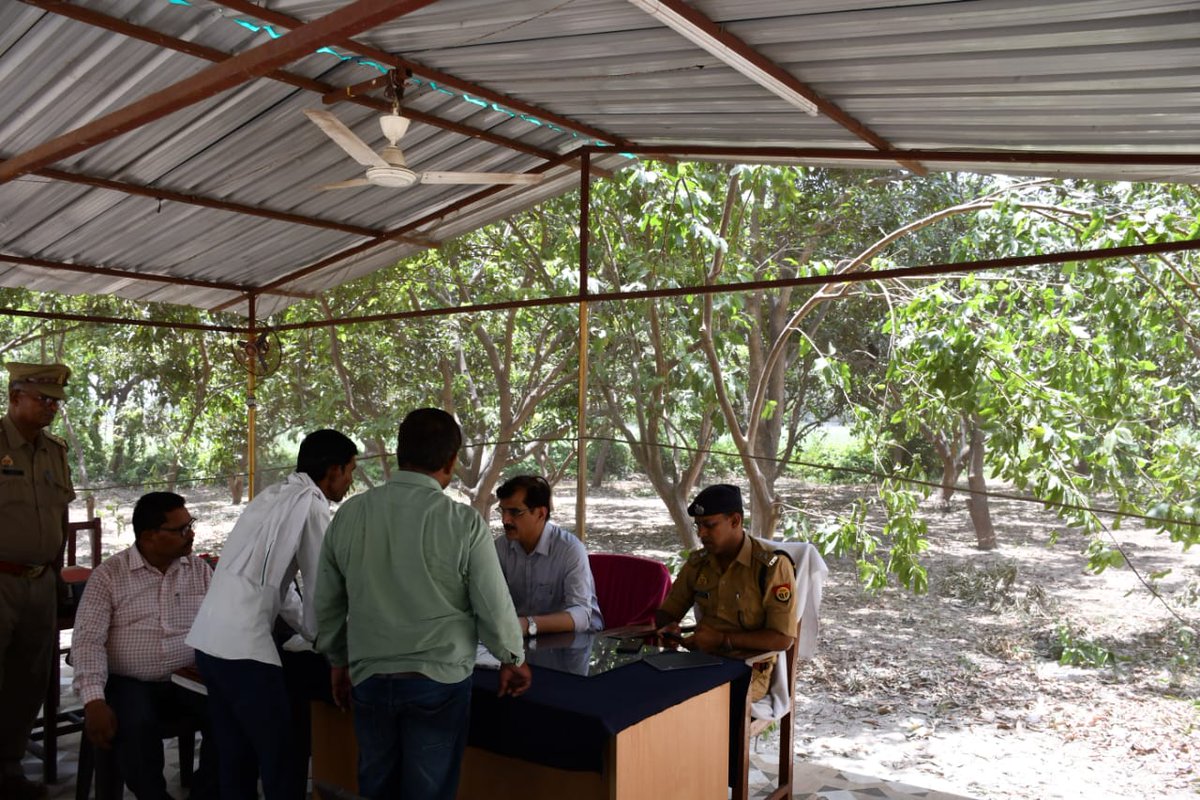kheripolice's tweet photo. आज दिनांक 08.06.2024 को माह के द्वितीय शनिवार को जनपद के समस्त थानों पर "थाना समाधान दिवस" का आयोजन किया गया। #SPKheri @GaneshPdSaha व #CDOKheri श्री अनिल कुमार सिंह द्वारा थाना फूलबेहड़ पर उपस्थित रहकर "थाना समाधान दिवस" की अध्यक्षता की गई। https://t.co/8ekrMigTuh