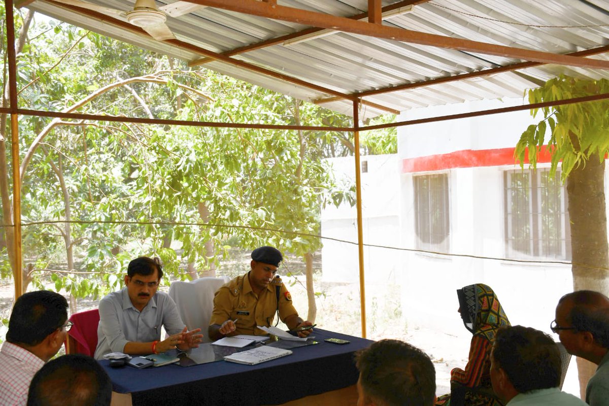 kheripolice's tweet photo. आज दिनांक 08.06.2024 को माह के द्वितीय शनिवार को जनपद के समस्त थानों पर "थाना समाधान दिवस" का आयोजन किया गया। #SPKheri @GaneshPdSaha व #CDOKheri श्री अनिल कुमार सिंह द्वारा थाना फूलबेहड़ पर उपस्थित रहकर "थाना समाधान दिवस" की अध्यक्षता की गई। https://t.co/8ekrMigTuh