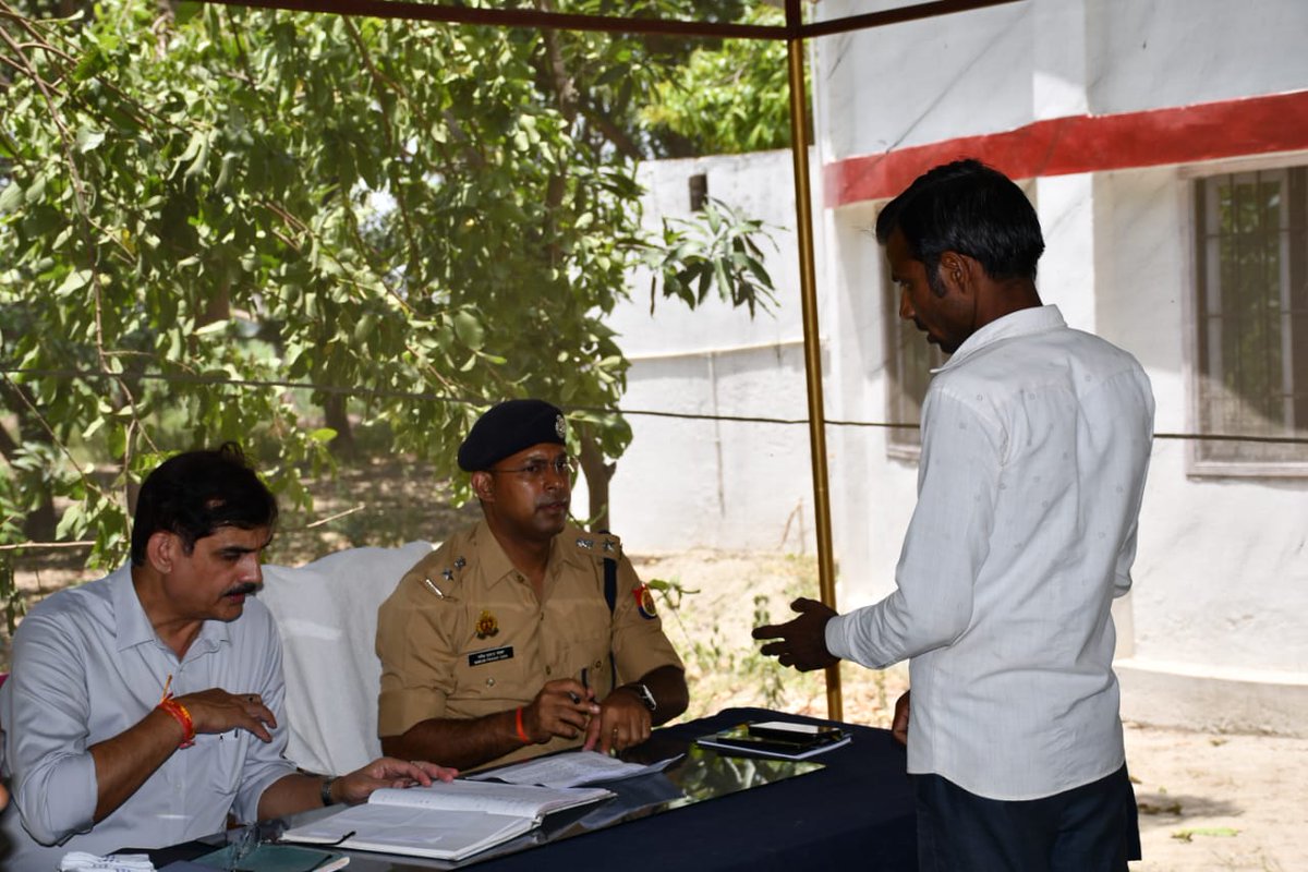kheripolice's tweet photo. आज दिनांक 08.06.2024 को माह के द्वितीय शनिवार को जनपद के समस्त थानों पर "थाना समाधान दिवस" का आयोजन किया गया। #SPKheri @GaneshPdSaha व #CDOKheri श्री अनिल कुमार सिंह द्वारा थाना फूलबेहड़ पर उपस्थित रहकर "थाना समाधान दिवस" की अध्यक्षता की गई। https://t.co/8ekrMigTuh