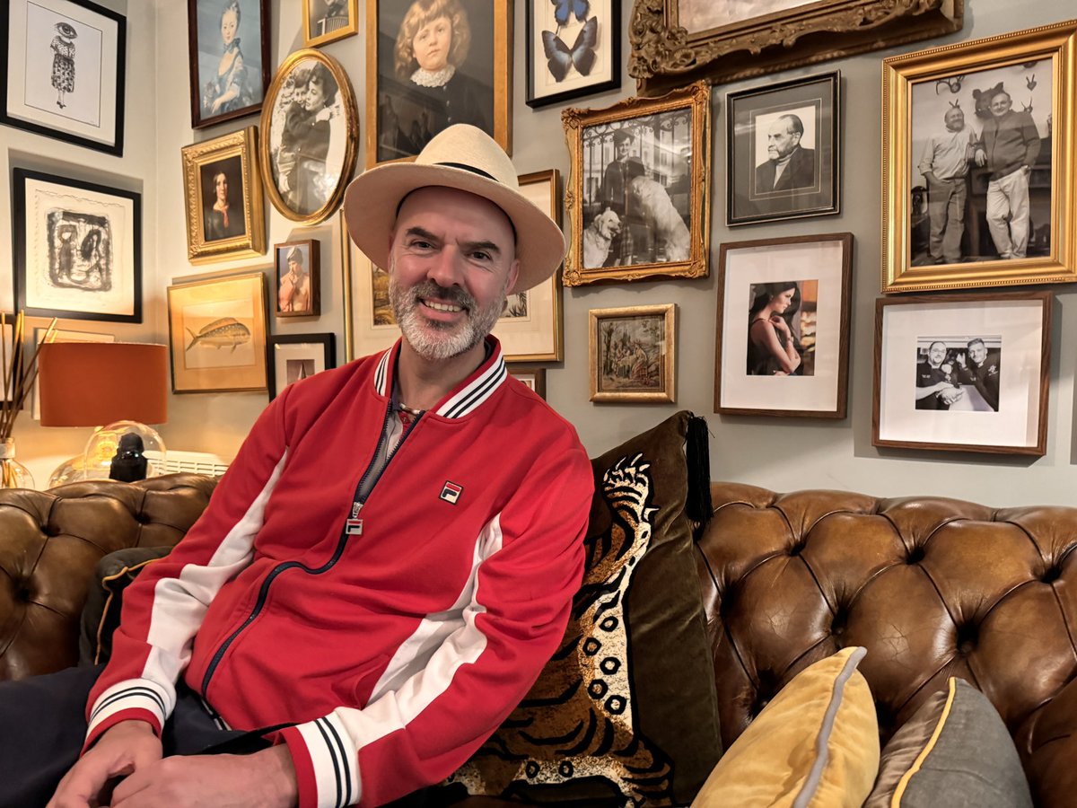 VilladiGeggiano's tweet image. With Julian McDonnell the award winning travel film maker chatting about his latest book ‘Rather Splendid London Walks’ full of London’s finest palaces, historic houses and murky drinking dens. Delighted to be occasionally featured in his guides🚶🏼‍♂️@JoolzGuides 
#walks #londonguide