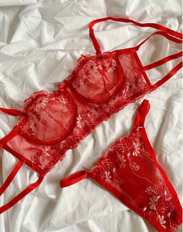 Que tal presentear seu amor com esse kit ? ♥️🥰

Obs: Lingerie da foto ao lado é a que está dentro da cesta. Temos outros modelos também. Tamanhos: P/M/G