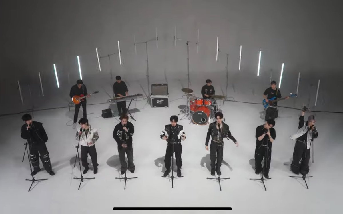 [เธรด] 
วนดูโคฟsheeshไปหลายรอบชอบที่ค่ายเค้าหยิบจับเพลงต่างชาติมาร้องบ่อยมาก แต่ขอพูดถึงนิดนึง
1.โดยรวมยังไม่สมูทเท่าไร จากที่วนดูหลายๆรอบ น้องบางคนเสียงล้นเกินไป บางคนก็บางเกินไป เหมือนร้องใครร้องมันมากกว่าโคฟวง (ต่อ)