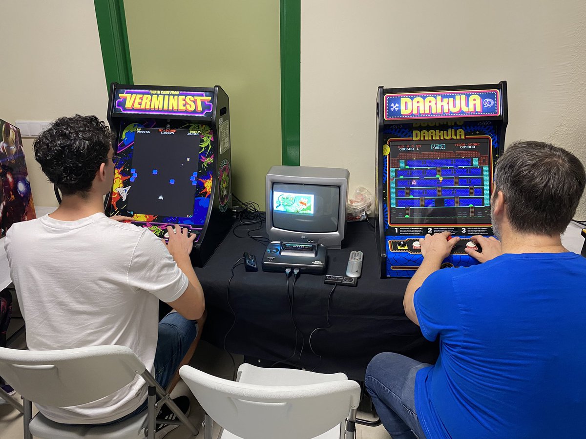 retroalba's tweet photo. Desde Retr0Alba queremos felicitar a @Retrocreal por este gran evento, en el que cualquiera se siente como en familia. 
El retro, en RetroReal es más retro!
👏🏻👏🏻👏🏻
Gracias! https://t.co/fm9oAgMHEI