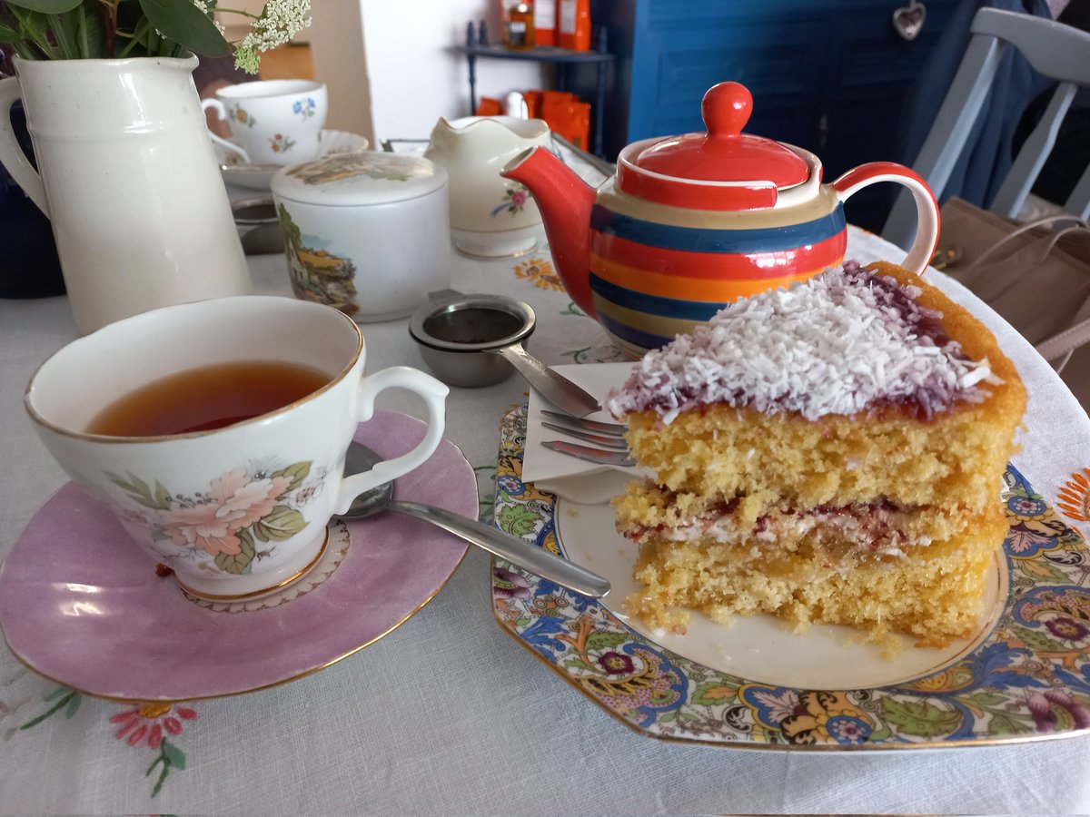 onthewaybg's tweet photo. English tea time in a lovely tea shop!
#teatime #triptouk #lovelyday https://t.co/4vKcvxScWW