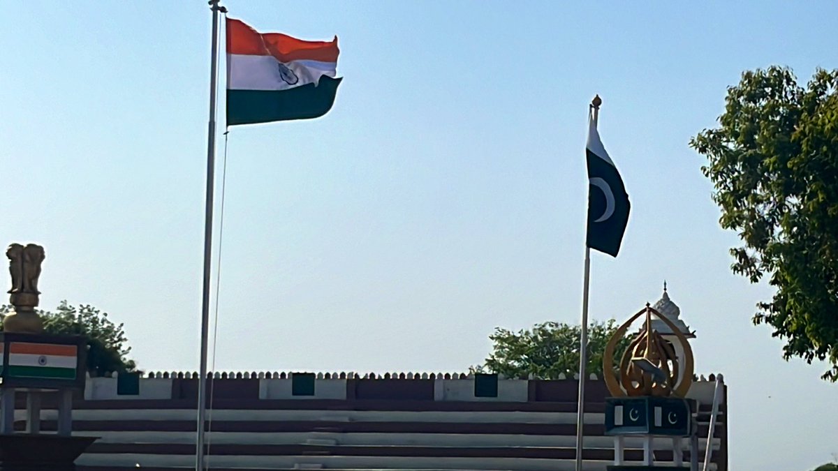 dassnikhil's tweet photo. @BraydenCreation #incredibleindia #ShotOnIphone
Pic 1 #summermorning
Pic 2 #WagahBorder
Pic 3 #TheTaj
Pic 4 #CulturalHeritage #Jaipur https://t.co/iJm2JgqYMa