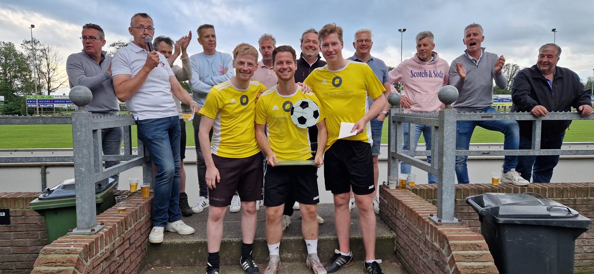 Het winnende team "De Toffe Nozems" ontvangt de wisselbeker van Paul Gehring van de organisatie, die van een zeer geslaagd toernooi sprak.