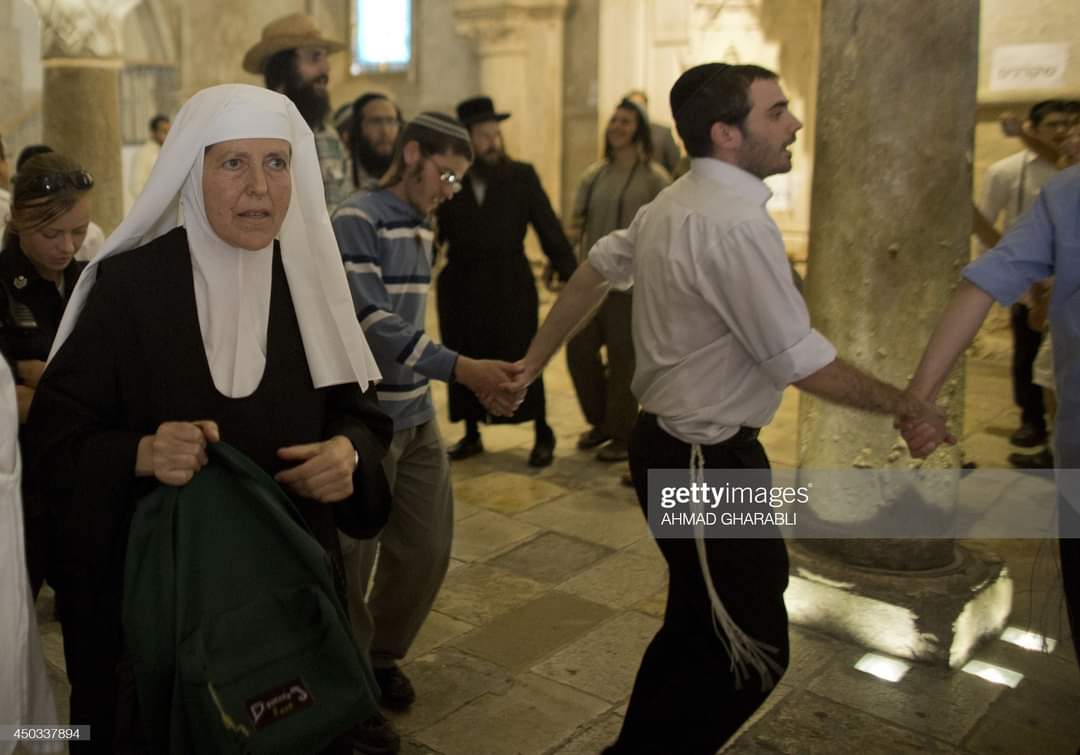 Don_Lazzara's tweet photo. #Gerusalemme: come riferito da alcuni media israeliani, nei giorni scorsi, un gruppo di coloni ebrei, sono entrati con forza dentro il #Cenacolo (luogo secondo il racconto dei #Vangeli della passione, dove #Gesù ha istituito l'#Eucarestia); ed hanno cacciato via i pellegrini cristiani. Inoltre, i coloni, hanno invaso le strade della Città Vecchia (con i negozianti costretti ad abbassare le saracinesche) urlando frasi di morte e aggredendo alcuni giornalisti, tra cui uno del quotidiano israeliano "Haaretz". Da un po di tempo a #Gerusalemme, si respira un aria molto pesante a causa delle continue incursione dei coloni, che vogliono a tutti i costi "liberare" la città di Dio, da tutti i non ebrei (cristiani e musulmani inclusi). La Torah invece ci insegna che Gerusalemme è "la casa di preghiera per tutti i popoli". Non solo per alcuni.   Chiediamo a Dio di convertire i cuori e di far comprendere a tutti che siamo fratelli e non nemici.