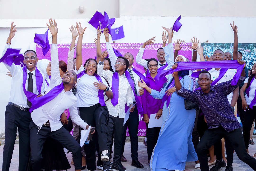 aziz_carter's tweet photo. Picha na matukio mbalimbali ya mahafali ya Wahitimu wa @ACTwazalendo Vyuo Vikuu wakiwa ndani ya eneo la Makao makuu ya Chama- Magomeni leo tarehe 8 Juni 2024
#SautiyaVijana
#Ngomeimara
#ACTWASO https://t.co/LZglWdRWjp