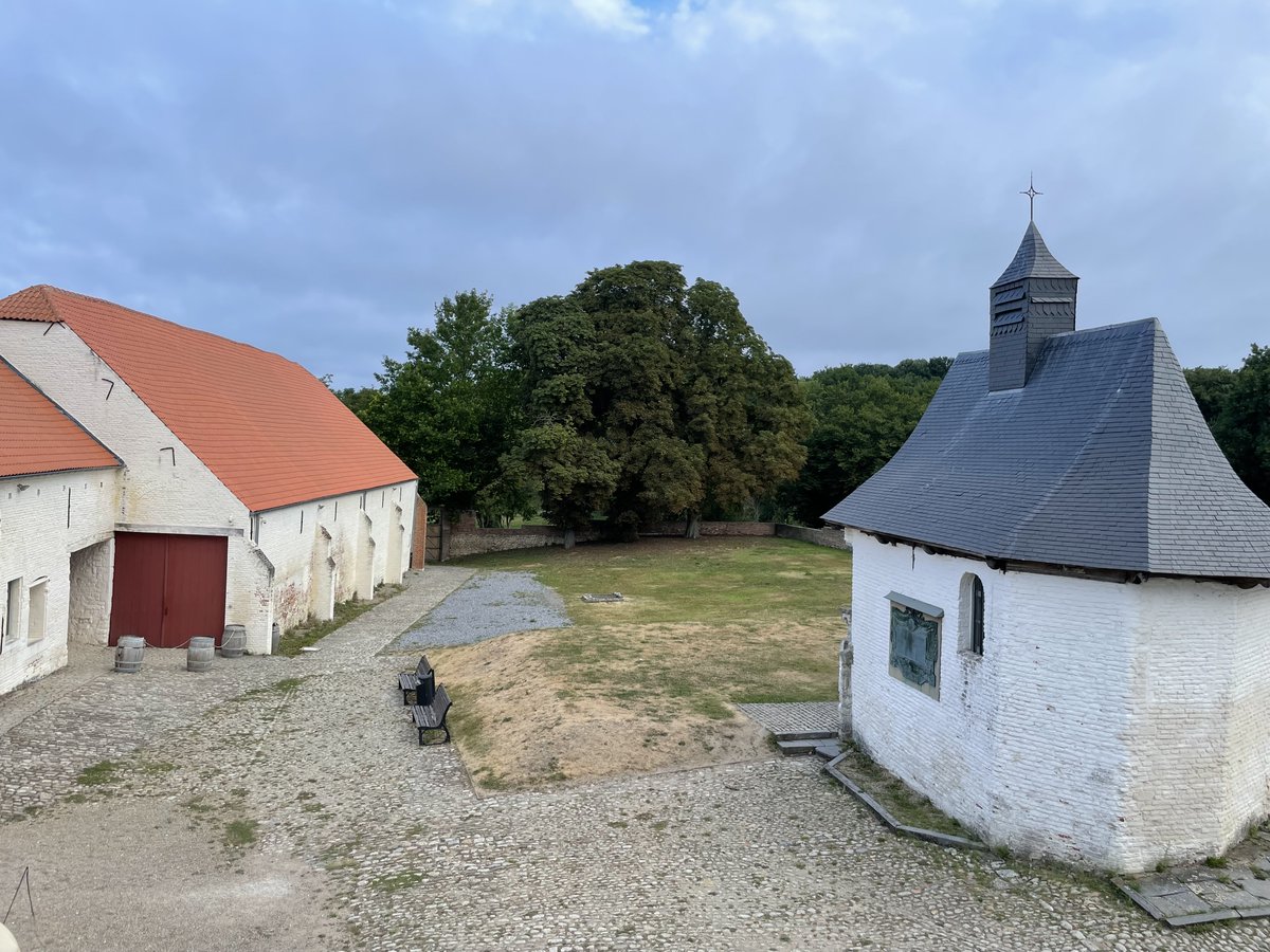 ZwhiteHistory's tweet photo. #WaterlooLive #OTD
Right Now: 18th June 1815 05:00
Nassau troops are moved into Hougoumont farm, some guardsmen remain in the farm, whilst others are pulled back to the ridge. KGL troops are deployed to the orchard in front of the farm https://t.co/FiWWWno94j