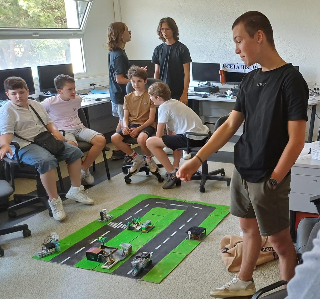 'Ssu 6 di ghjunghju emu prisintatu di più in u ditagliu unu di i nosci 10 prugetta...
Si tratta di RUBUTISCOLA rializatu à u cullegiu d'u Fiumorbu, cunvanziunatu cù u RITTURATU, pà un annu di spirimintazioni.
S'appronta a sèguita oramai...