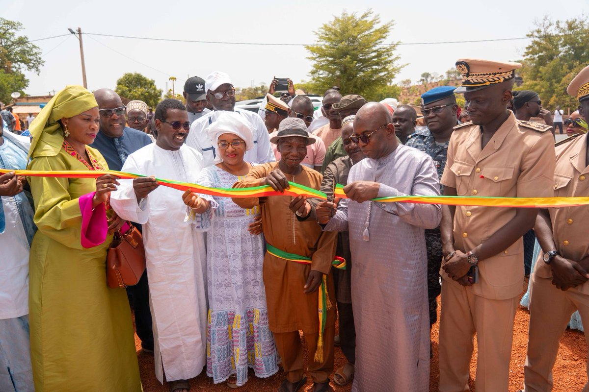 GroupeSonatel's tweet photo. Aujourd'hui, nous célébrons l'aboutissement d'un nouveau projet village qui incarne nos valeurs et notre vision. 
Le village de Tomboronkoto, dans la région de Kédougou est un exemple parfait de ce que nous pouvons accomplir ensemble pour le bien-être de notre communauté.
Revivons en images cette journée inoubliable en compagnie des populations de cette localité.
#AmalNjariñAskanWi
#ProjetVillage