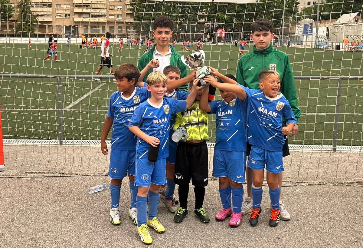 U.D. Unificación Bellvitge (@unibellvitge) on Twitter photo 𝑪𝑨𝑴𝑷𝑬𝑶𝑵𝑬𝑺❗🏆
El Prebenjamín A reina en el torneo del <a href="/SEMercatNou/">Mercat Nou Magòria</a>
¡Felicidades, equipazo! 👏🏻🥇
#VamosUni | #Bellvitge | 🔵🔵 𝑪𝑨𝑴𝑷𝑬𝑶𝑵𝑬𝑺❗🏆
El Prebenjamín A reina en el torneo del <a href="/SEMercatNou/">Mercat Nou Magòria</a>
¡Felicidades, equipazo! 👏🏻🥇
#VamosUni | #Bellvitge | 🔵🔵