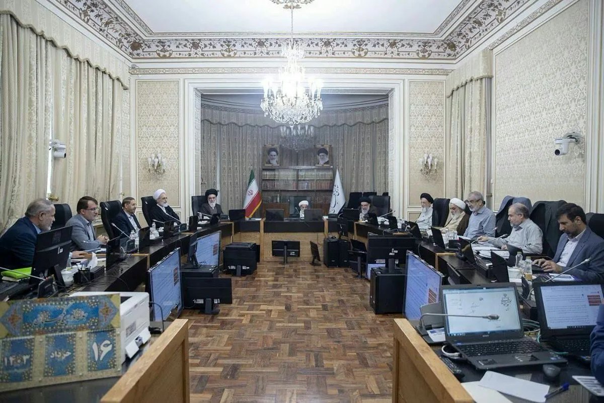 JanetMinasiann's tweet photo. فضای مجازی غوغا میکند
تفاوت عکس جلسه اول شورای نگهبان  برای بررسی صلاحیت نامزدهای ریاست جمهوری با جلسه دوم
مانیتورها را برداشته اند و بجای آن لپ‌تاپ گذاشته اند تا جنتی دیده بشه...
#فقر_فساد_گرونی https://t.co/PDOsIMgaJ1