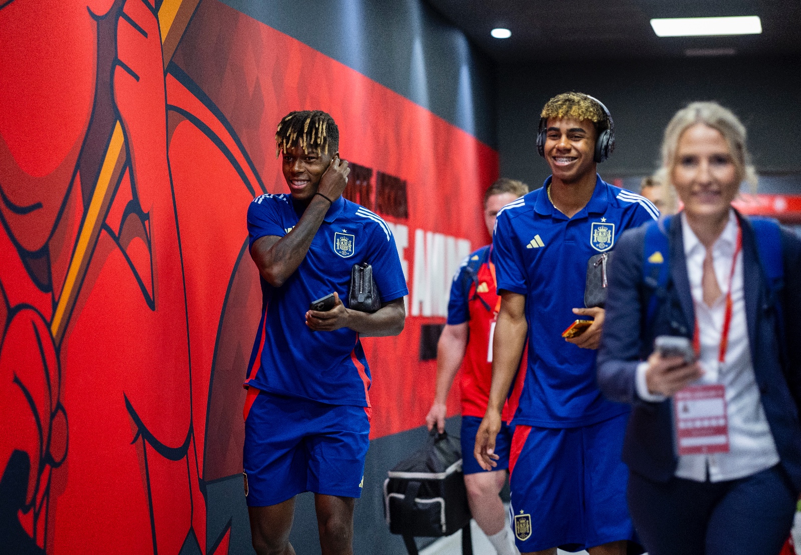 Nico Williams y Lamine Yamal llegando a Son Moix (Foto: SE).)