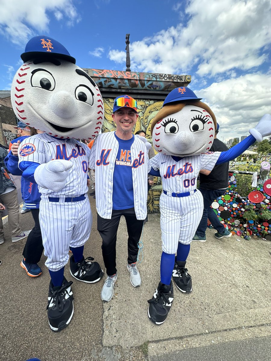 AnthonyFuria's tweet photo. BTW the shirt says @MrMet is my Wingman…#MrMet #MrsMet #LondonSeries #YaGottaBelieve https://t.co/kH29S15DEa