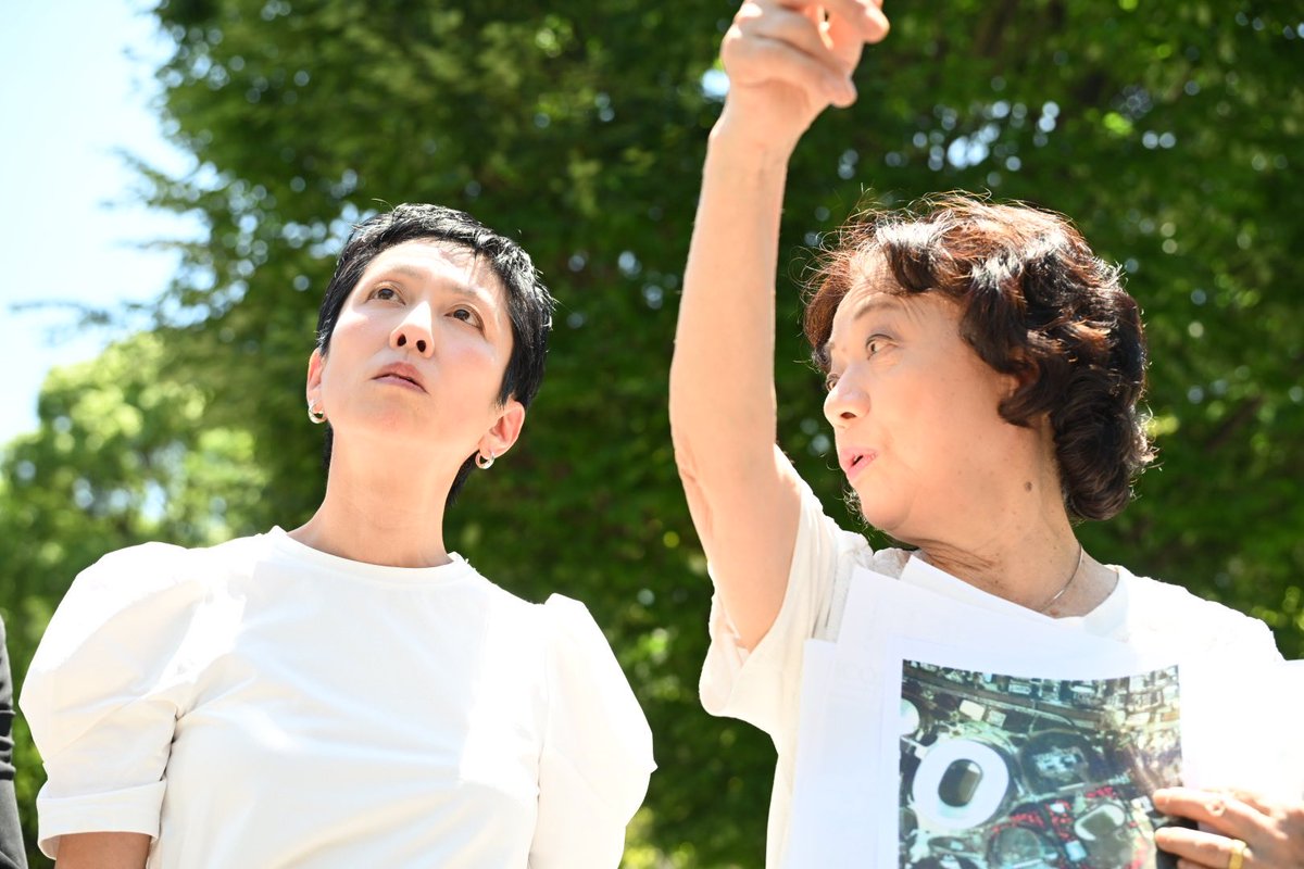 renho_sha's tweet photo. 空に伸びていた幹は切られ、横に広がっていた枝も伐採。　
東京オリパラのために建てられた新国立競技場建設にあわせ「移植」された木々は運搬の便のため「電柱」のように細く加工をされて植���替えられていました。

それは、本来の姿ではありませんでした。
だからこそ。神宮外苑再開発に坂本龍一さんや村上春樹さんは異を唱えたのでしょう。

森を壊すことも、木々を守ることも。
都知事の権限はとても大きい。
環境大臣を担われた人の判断と私の考えは大きく違います。