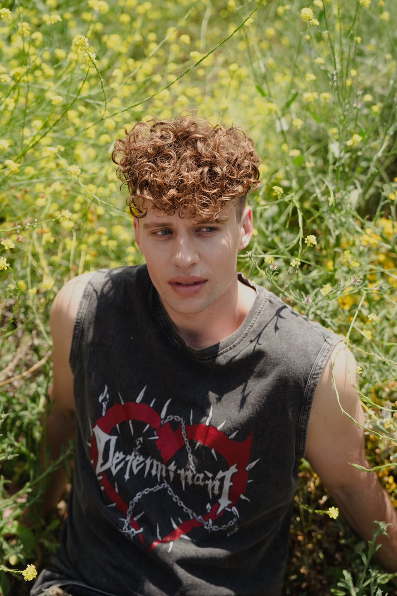 ridgdowns's tweet photo. Surprise surprise ⚡️ guess whose new song comes out in 2 weeks? “Side Effects” out June 28th…pre-save NOW 😘 Happy Pride! 🏳️‍🌈 https://t.co/Geu4Dgunk9