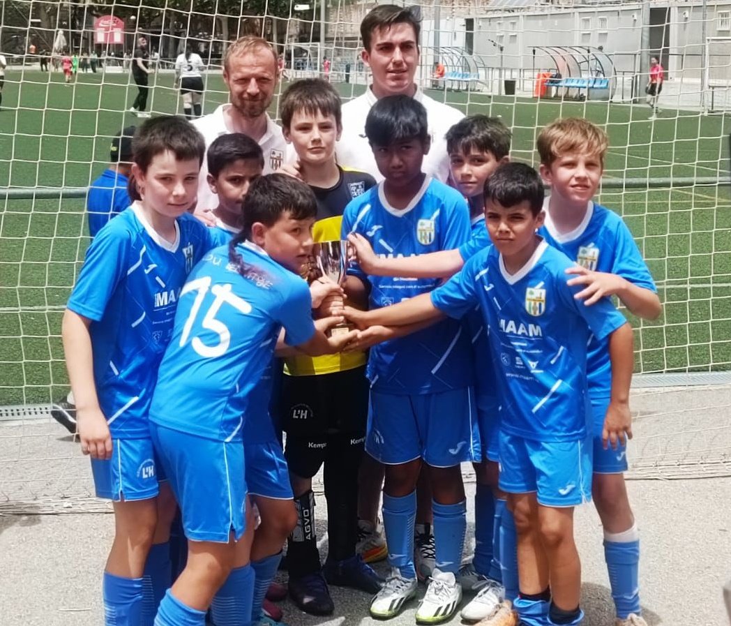 U.D. Unificación Bellvitge (@unibellvitge) on Twitter photo 𝐒𝐔𝐁𝐂𝐀𝐌𝐏𝐄𝐎𝐍𝐄𝐒❗🥈
El S12 B finaliza en Segunda posición en el torneo del <a href="/SEMercatNou/">Mercat Nou Magòria</a>
¡Gran torneo, chicos! 👏🏻
#VamosUni | #Bellvitge | 🔵🔵 𝐒𝐔𝐁𝐂𝐀𝐌𝐏𝐄𝐎𝐍𝐄𝐒❗🥈
El S12 B finaliza en Segunda posición en el torneo del <a href="/SEMercatNou/">Mercat Nou Magòria</a>
¡Gran torneo, chicos! 👏🏻
#VamosUni | #Bellvitge | 🔵🔵