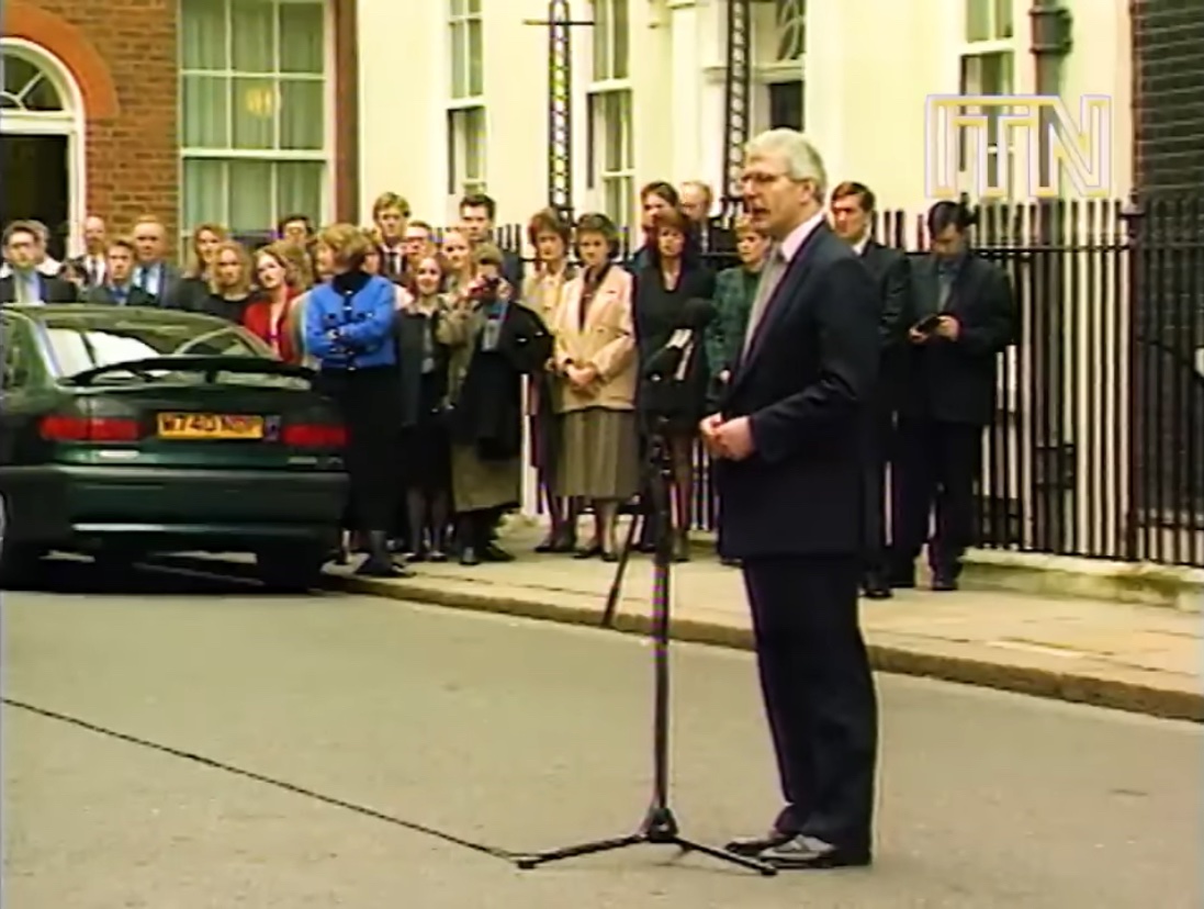 Matrix Glitch 1997 in #DowningStreet - W reg car as Major announces the #General Election