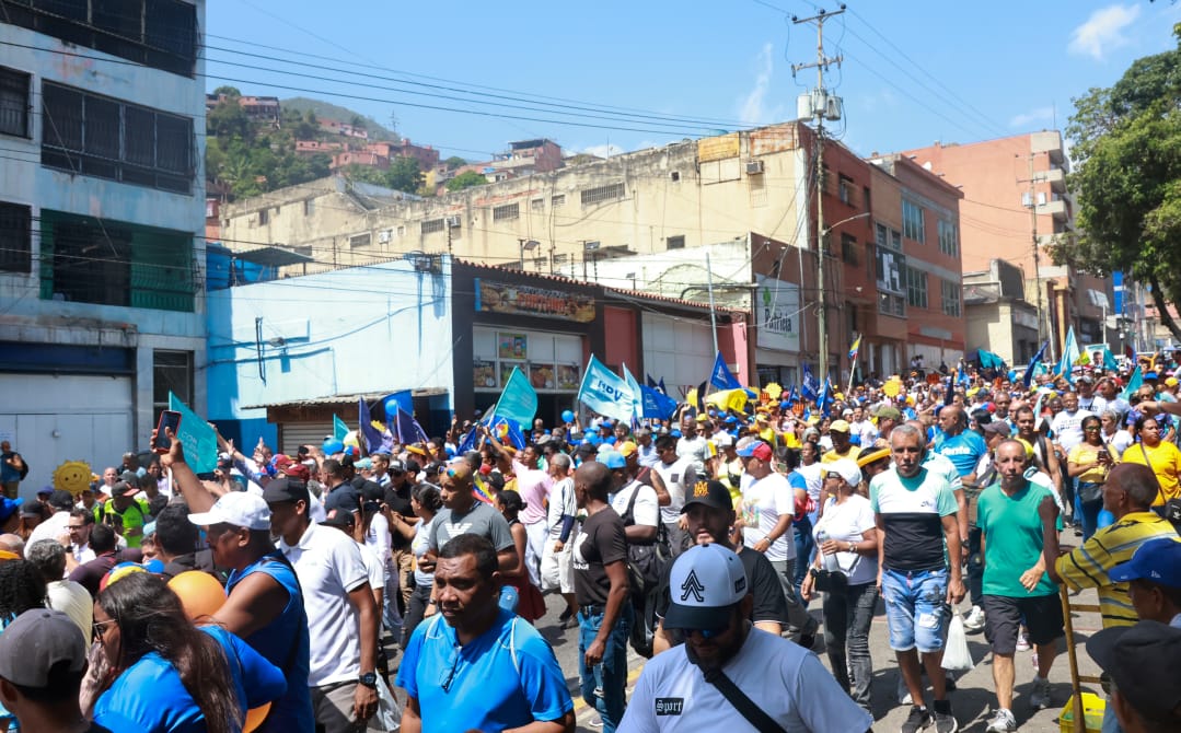 unidadvenezuela's tweet photo. Desde La Guaira, el candidato de todos @EdmundoGU ratificó su compromiso con los venezolanos para que este 28 de julio logremos el cambio junto al liderazgo de @MariaCorinaYA. Juntos y en unidad, los venezolanos sabemos que #VamosAGanar. #8Jun https://t.co/lC6AyMy2fe