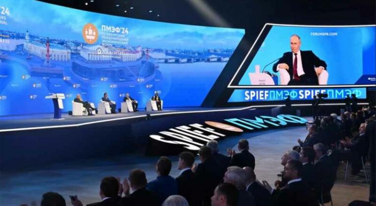 🟠🟢| El Foro de San Petersburgo cerró acuerdos por 76 mil millones de dólares. Más de 980 acuerdos valorados en 6,4 billones de rublos (76 mil millones de dólares) se firmaron durante el Foro Económico Internacional de San Petersburgo.