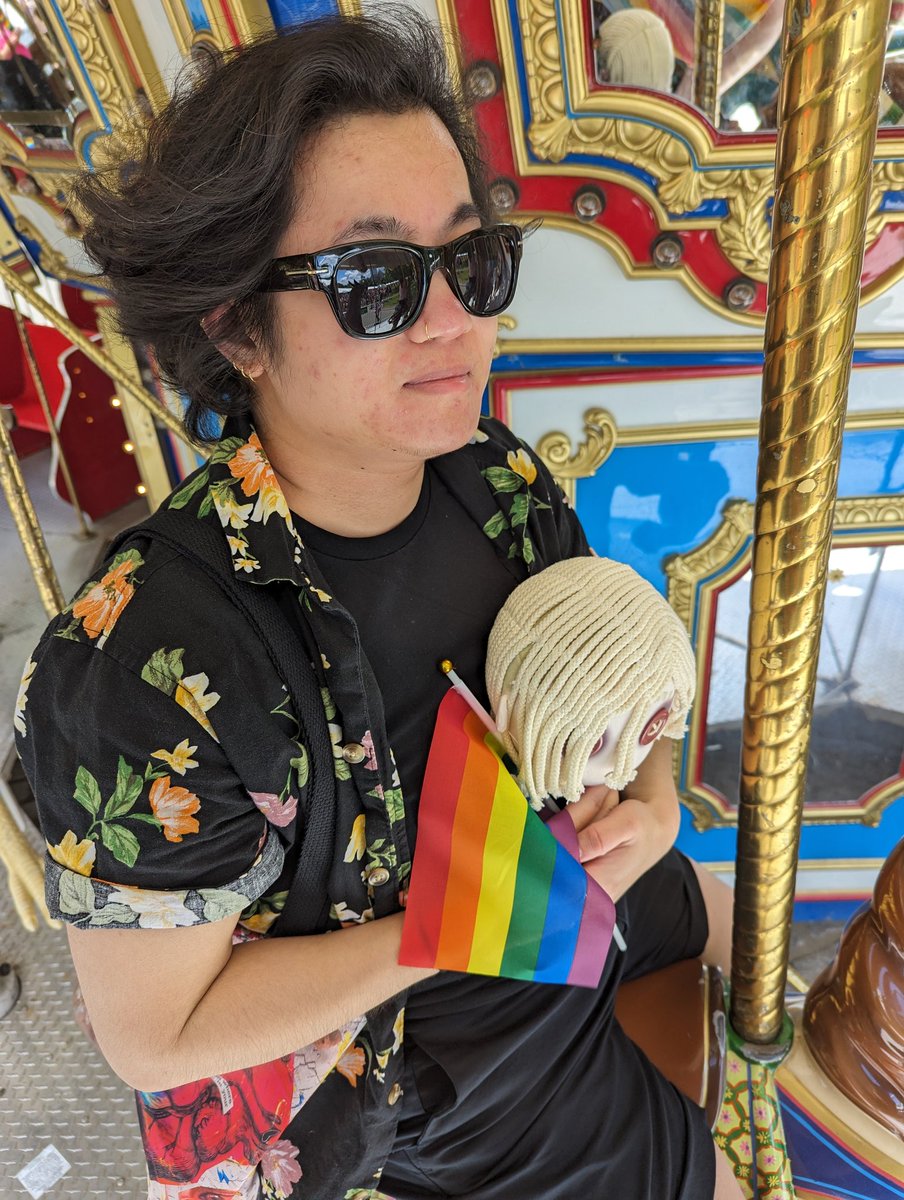 EmbyM97's tweet photo. Andrew Kreiss's first pride https://t.co/F1nfVaCRc7