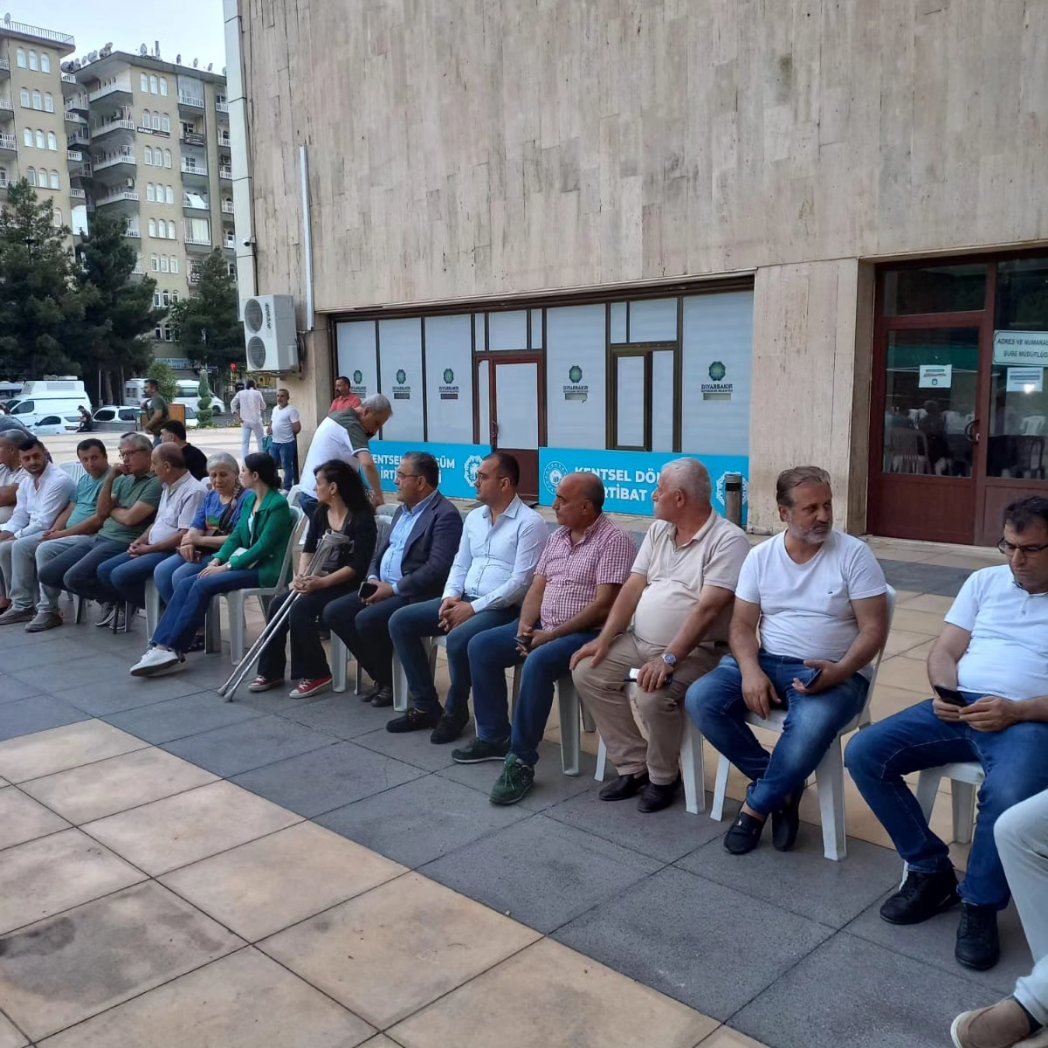 CHP Diyarbakır Milletvekilimiz Sn. Sezgin Tanrıkulu, İl Başkan Yardımcılarımız ve İlçe Başkanlarımız ile birlikte Hakkari Belediyesi’ne kayyum atanmasına tepki amacıyla  Diyarbakır Büyükşehir Belediyesinin başlattığı kayyum nöbetine destek ziyareti gerçekleştirdik.
<a href="/serrabucak/">Serra Bucak</a>