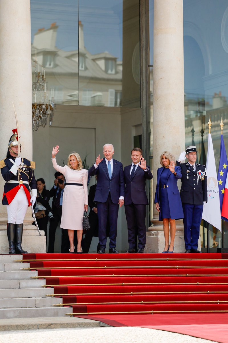Chère Jill, cher Joe, une fois encore, merci à vous d'honorer Paris, la Normandie et la France avec les commémorations et cette visite d'État. 

Longue vie à l’amitié entre les États-Unis d’Amérique et la France !