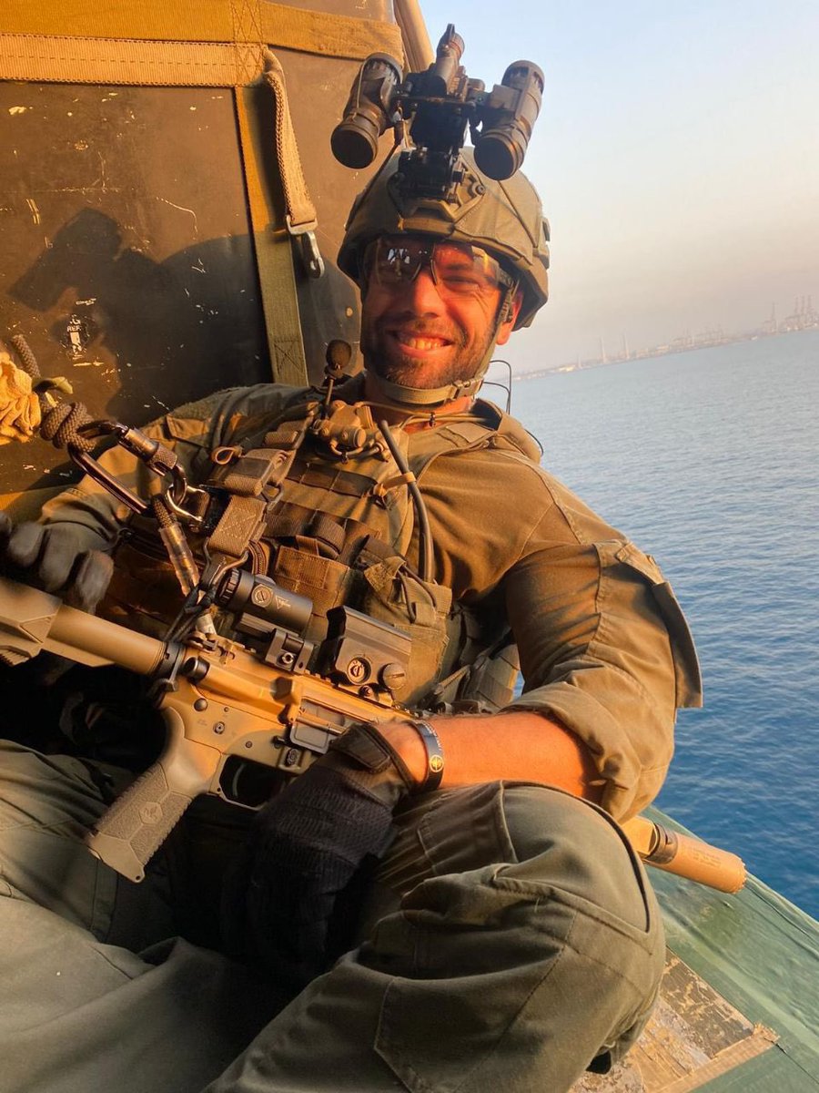 ארנון זמורה הי״ד. גיבור ישראל. מלאך בין מלאכים חיים.
תודה לך ולאחיך הגיבורים. הכנסתם אור בעיניים ואוויר בריאות של עם שלם עם המבצע מעורר ההשראה הזה. רק לשמוע מעט מחברים בשטח מקנה הבנה כמה זה היה משהו לא רגיל.
משתתף בצער המשפחה. תודה לכם על מה שהקרבתם עבורנו.