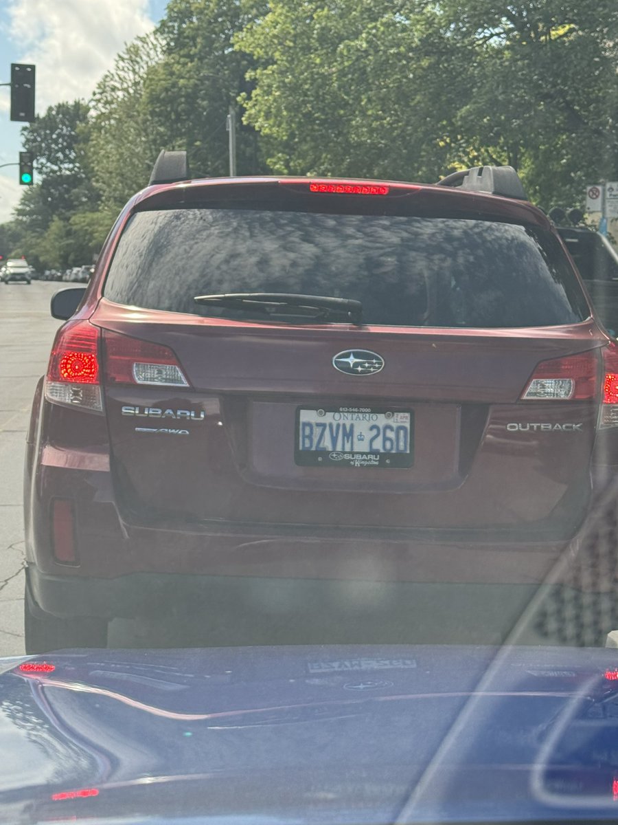 mrg1616's tweet photo. @KingstonPolice I watched this car go through the red flashing lights of a school bus on Friday afternoon on King Street near the City Park. Had lots of time to stop prior to the yellow lights flashing https://t.co/lTIwUcw5RL