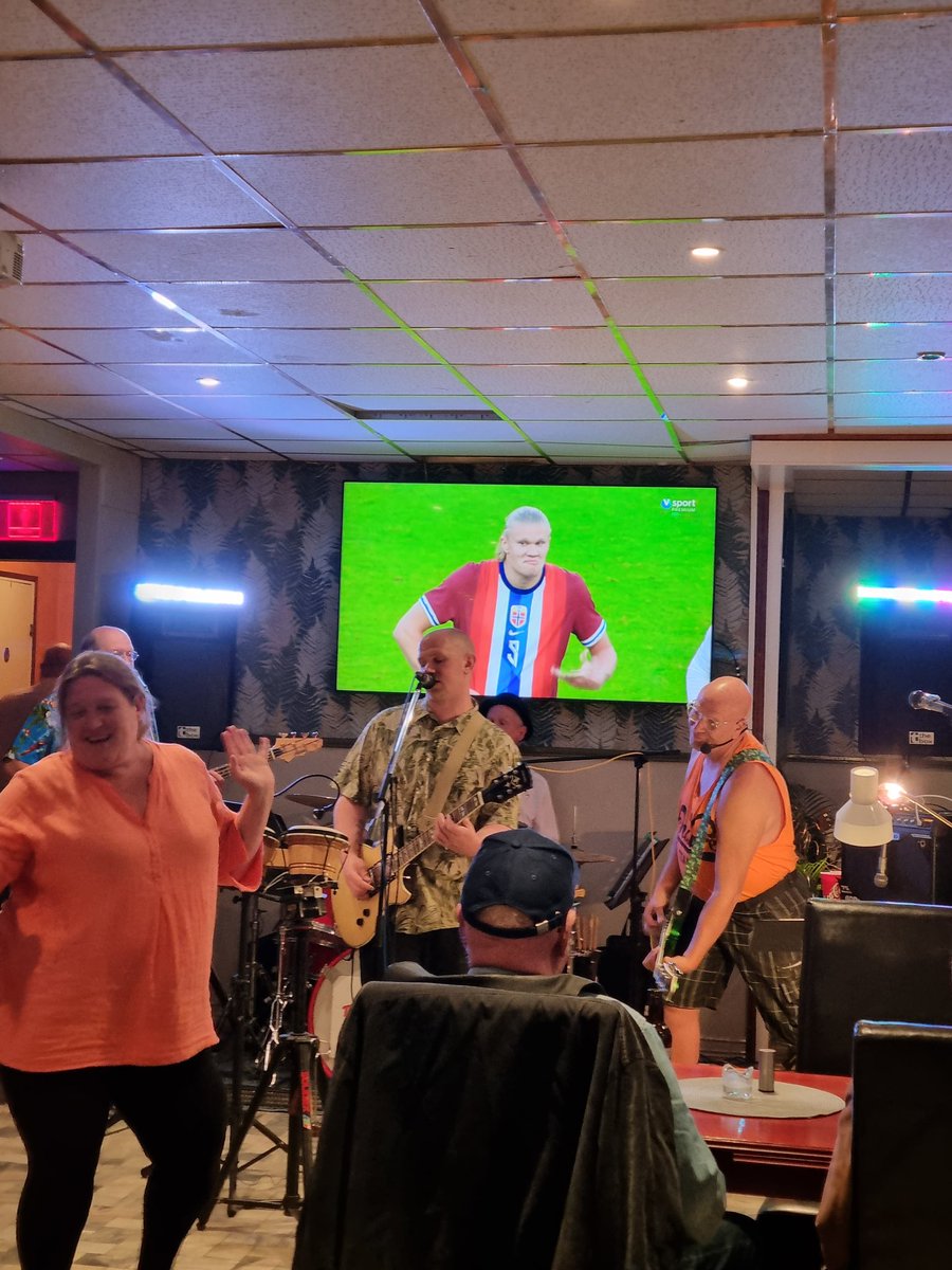 trashbag90's tweet photo. Partyz på Giddepuben https://t.co/k6cDMZyz9m