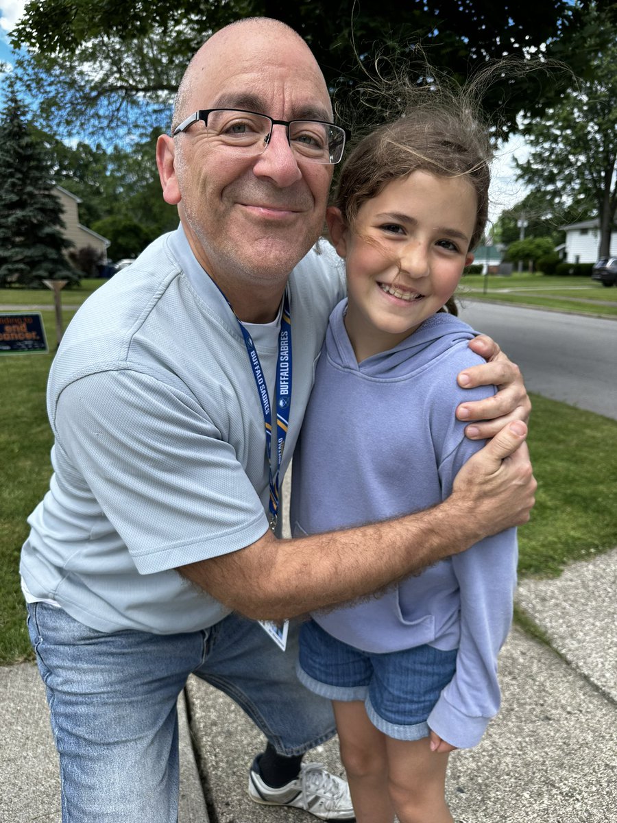 KristineStrible's tweet photo. On his way to work on a SATURDAY, he pulls over to support her kid biz and buys some lemonade! 🍋🦮This guy has been such a blessing to her and our family! 💙💛🤍 @WillowRidge480 @SweetHomeCSD https://t.co/rq5mi4BXSg