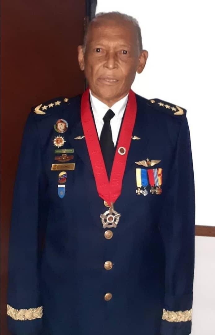 ProtestaMilitar's tweet photo. OBITUARIO: SE NOS MARCHÓ AL CIELO DE LOS PILOTOS, EL CORONEL (AV) JUAN BAUTISTA GÓMEZ ROJAS #QEPD Por: Tomás Montes de Oca Lugo. #Maracaibo #Zulia #Venezuela #Obituario #FuerzaAéreaVenezolana #4Jun2024 #SentidoPesame https://t.co/9uXROrc3sM a través de @ProtestaMilitar https://t.co/ed7mYUegKj