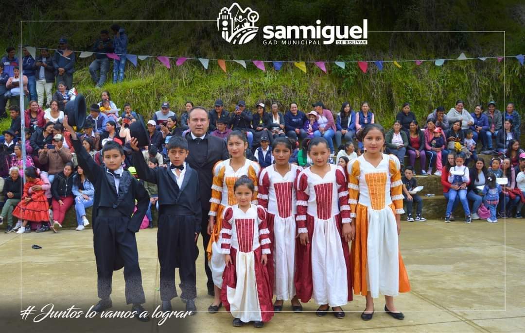 Autoridades, representantes y profesores de las escuelas pertenecientes a las riberas del Rio Chimbo, participaron en el Festival de la Integración, donde Maestros, Niñas y Niños realizaron presentaciones de danzas, llenando el evento de mucha alegría. 🎉💃🕺