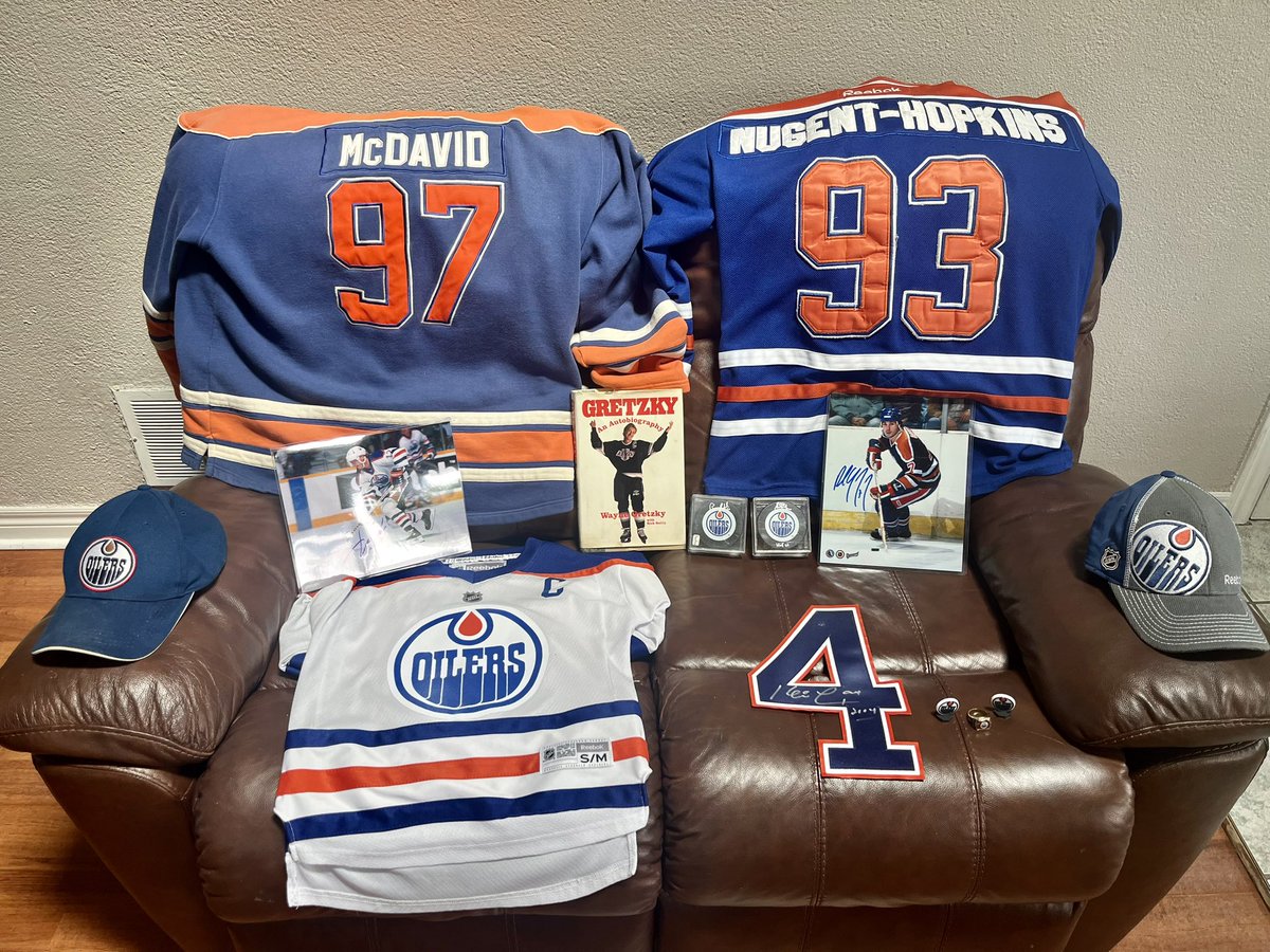 eve_brigitte's tweet image. Dad's Shrine! Go Oilers! Bring the cup home! @EdmontonOilers #bigfan #stanleycup #HockeyTwitter #trending #oilers