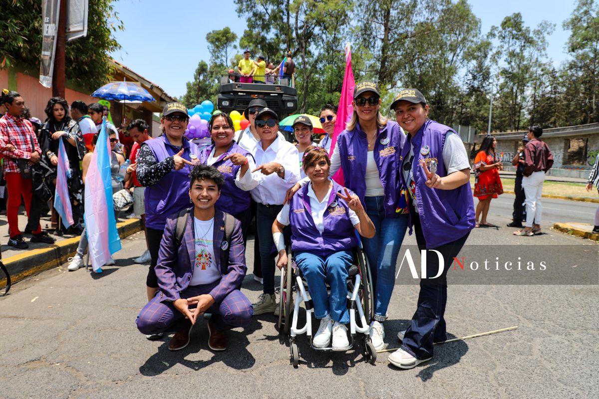 ADNoticiasMex's tweet photo. 🏳️🌈 Marcha del orgullo en #Metepec 🏳️⚧️
La comunidad #LGBTTTIQ+ salió a las calles del pueblo mágico. La movilización de este sábado es parte de las actividades del #MesOrgullo.
📸Edgar Segura https://t.co/kZoKWh91md