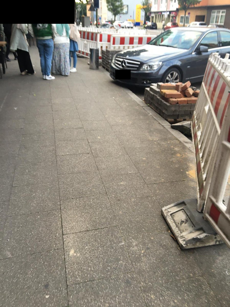 tobwen's tweet photo. Mal wieder mitten in die Baustelle gestellt, trotz #Halteverbot. Ich gehe davon aus, dass die Absperrung weggeklappt wurde. Der Gehweg wird KOMPLETT vom Restaurant eingenommen! Was soll das nur? @Polizei_NRW_E @Essen_Ruhr @AndreEssen45 @ADFCEssen @Radentscheid_E @andieckeparkt https://t.co/3id7ye9LZO