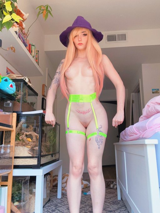 Don&rsquo;t open this unless u like nudes lol https://t.co/EPq8gCJjxl