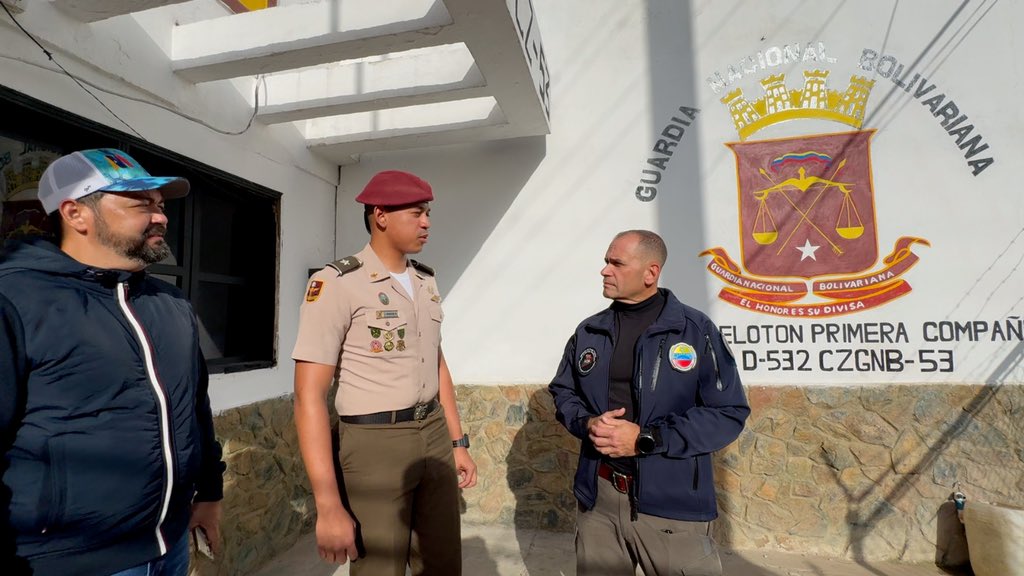 MijpVzla's tweet photo. #8JUN || Este sábado el Vpdte. Sectorial AJ. @CeballosIchaso1 visitó la sede de la GNB ubicada en Carúpano, edo. Sucre.

En perfecta unión-civico-militar-policial se garantiza la defensa y protección de nuestro pueblo.

#SiVaNico https://t.co/ykso9MWZ2Q