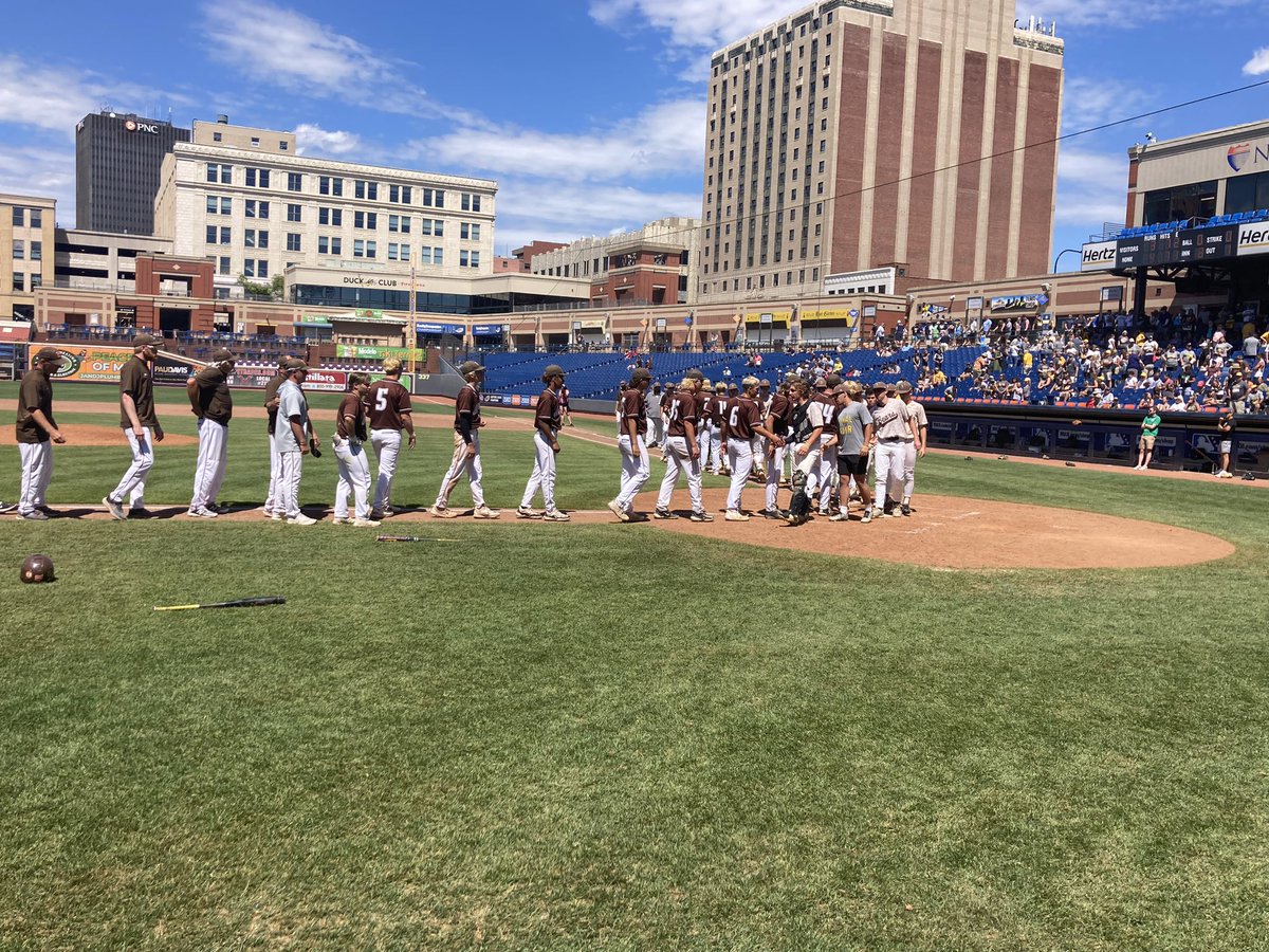 Connor Toomey walks it off with aRBI Double to right! DOGS WIN 4-3! Sportsmanship Matters! #810 #BulldogElite #BulldogsLEAD #HowYaLivin #42