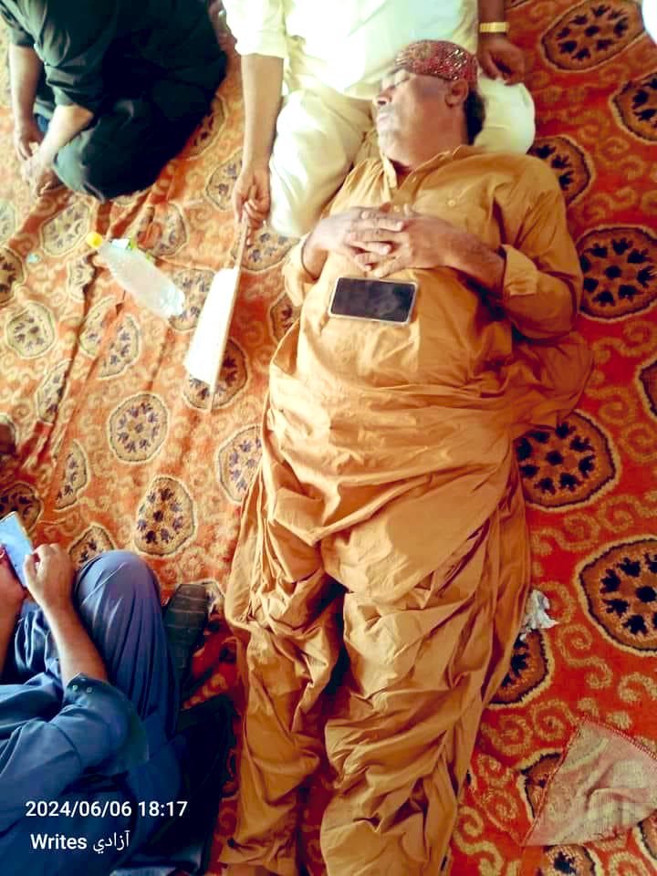 ڊاڪٽر نياز ڪالاڻي..!

قومي تحريڪ سان نيهن نڀائڻ وارو نياز ڪالاڻي ميرپورماٿيلو ۾ نصرالله گڏاڻي جي احتجاج دوران سخت گرمي نه صرف شرڪت ڪيائين پر ماڻهن سان  ڌرڻي ۾ ويٺو رهيو،توڻي طبعيت به ناساز هئس، ڪشمور کان ڪراچي تائين هر احتجاج ۾ شرڪت ڪندو آ، بشير قريشي جيان تحرڪ ۾ رهندو اڇي ٿو،