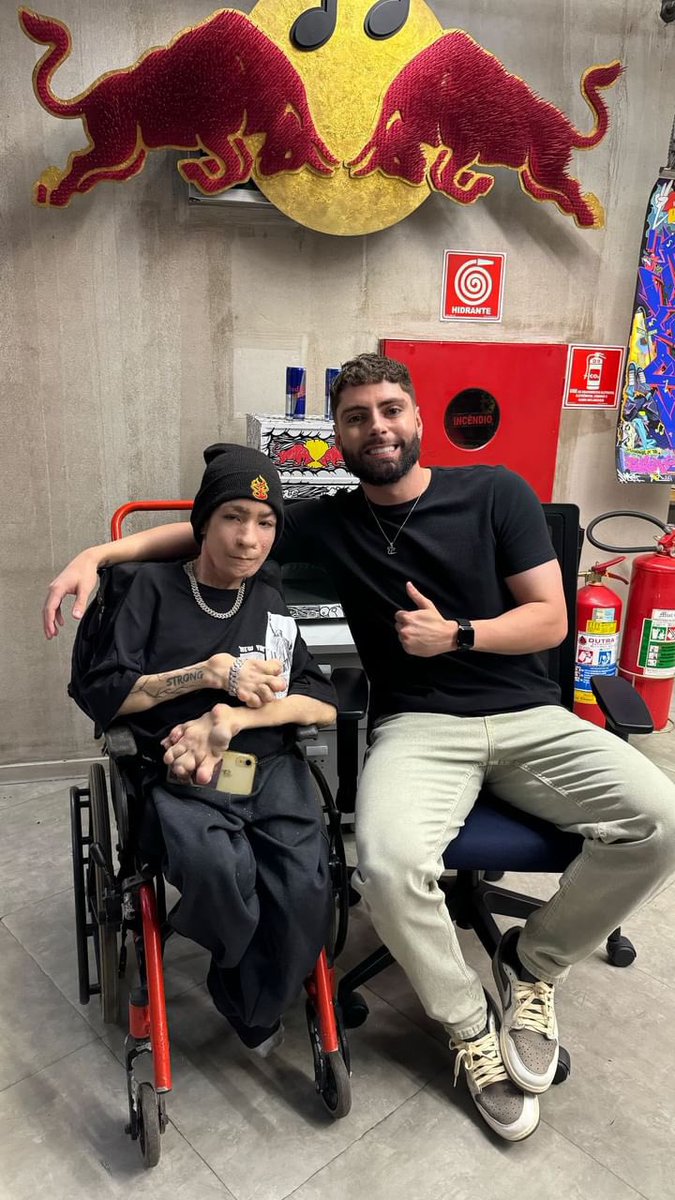 Noizess_'s tweet photo. Fui Convidado para o Office da @RedBullBR para jogar o mapa Ladeira a Baixo no Fortnite 💙❤️

Agradeço muito pelo convite, com certeza espero por mais experiências únicas e com alta velocidade como essas! 🏎️💨 https://t.co/gA6Bl7vvpK