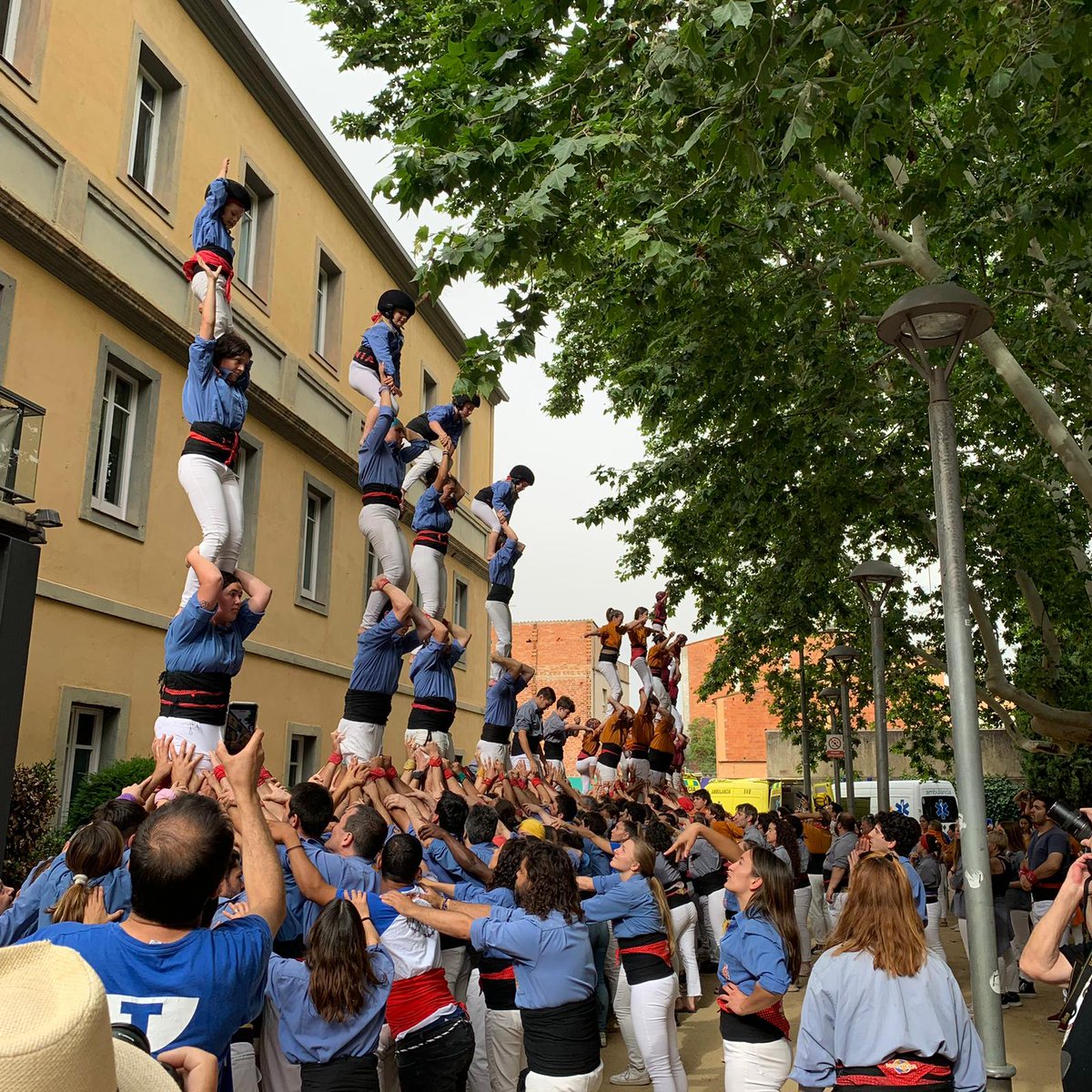 vinasxifra's tweet photo. Avui la plaça Lluís Companys de #Salt ha acollit la trobada de #collesdeleix.
Felicitats als @Marrecs per descarregar el primer 4 de 8 de l'any i a la resta de colles @SagalsdOsona, @Tirallongues i @CdLleida per la vostra actuació!
De pell de gallina!
#castells https://t.co/u8f9QAlFrZ