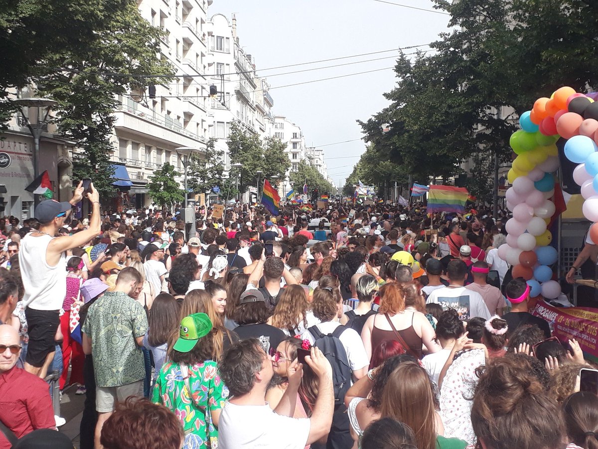 🤩Berthelot n'a jamais été aussi beau qu'aujourd'hui, n'est ce pas <a href="/Droitspieton69/">Droitsdupietonlyon</a> ? 🚶‍♂️🚶‍♀️🚶🚶‍♀️🚶‍♂️🚶🏳️‍🌈🎉🎈

Et avec une petite piste 🚴‍♀️, ça donnerait pas mal <a href="/Fabien_Bagnon/">Fabien Bagnon 🌿🚨</a> ?