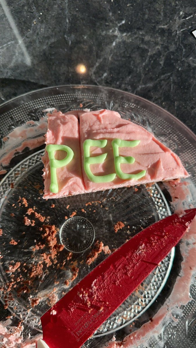 Laget bursdagskake til svigermamsen helga som var, og spiste siste rest i går! Jeg LOVER jeg er ansvarlig voksen og ikke lo av meg selv fordi jeg hadde kuttet kaka så dette var det siste stykket 😎