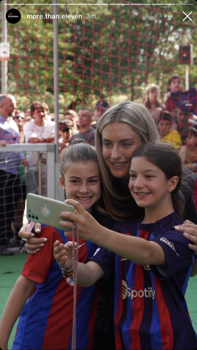 This is a serious answer? 
Curently is Alexia Putellas wothout any doubt...Sam Kerr is not even close...the only player above Alexia is Marta.