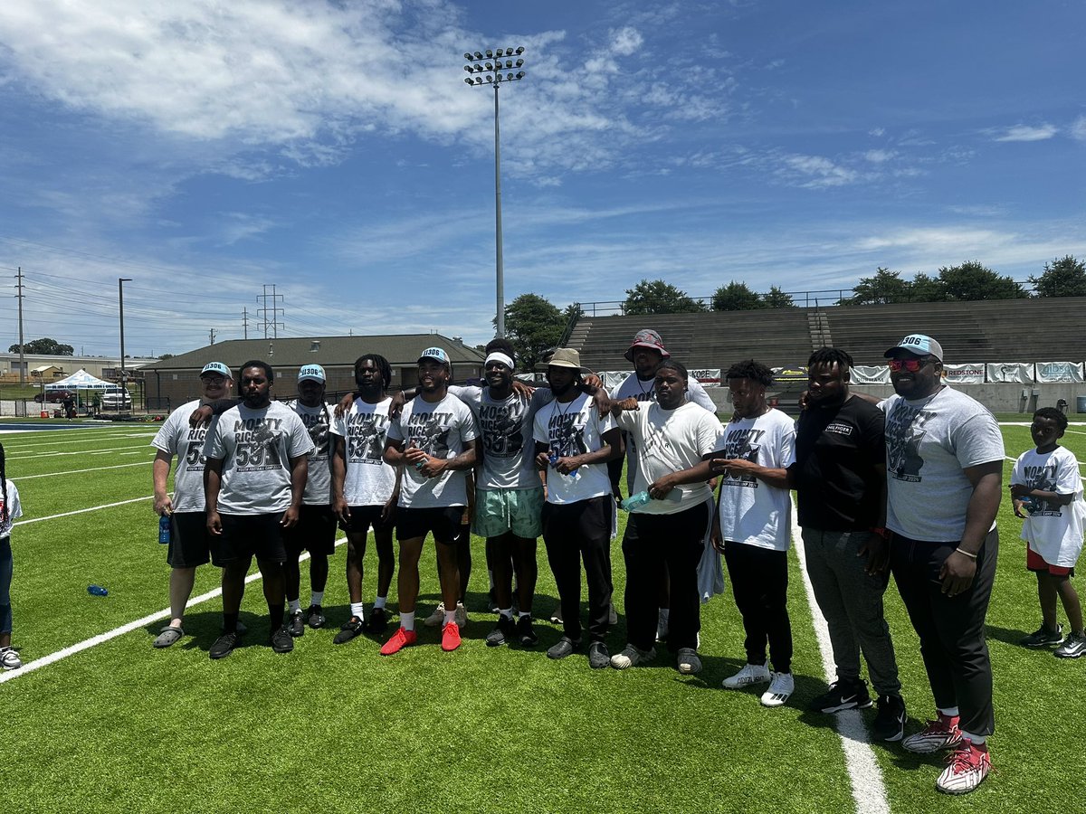 JCJetsFootball's tweet photo. Thank you to Monty Rice for hosting another great youth camp today and giving back to our community! It was great to see a lot of former Jets helping out today! #BuiltOnCountyLine #JetsFlyHigher #GoJets @RiceMonty @LabryanRay @DavisDaevion https://t.co/d1sXrCjss7