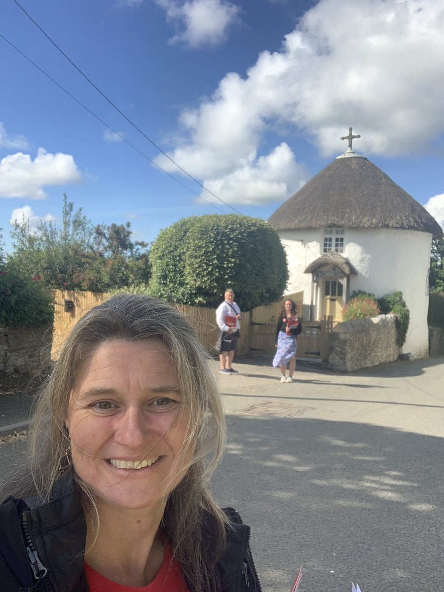 JayneKirkham4's tweet photo. And between #Falmouth & the #battlebus, we were out on #theRoseland. First the team were in #Gerrans (& inexplicably took nothing but pictures of flowers!?) & then I met them in #Veryan. Gorgeous day. Lots of conversations for #change. https://t.co/UAoimUlNGE