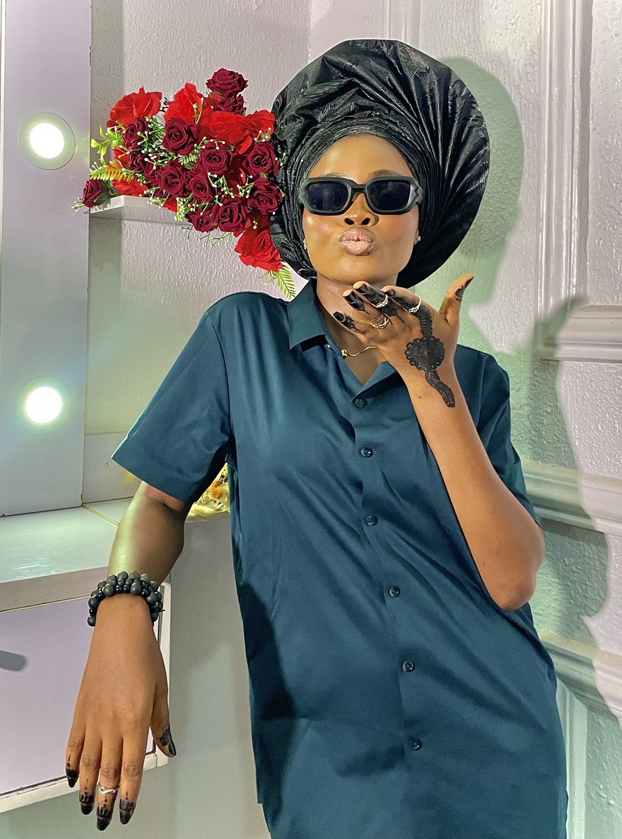 Solacified's tweet image. Would you quote this with pictures of you donning sunshades 🕶😎 ??